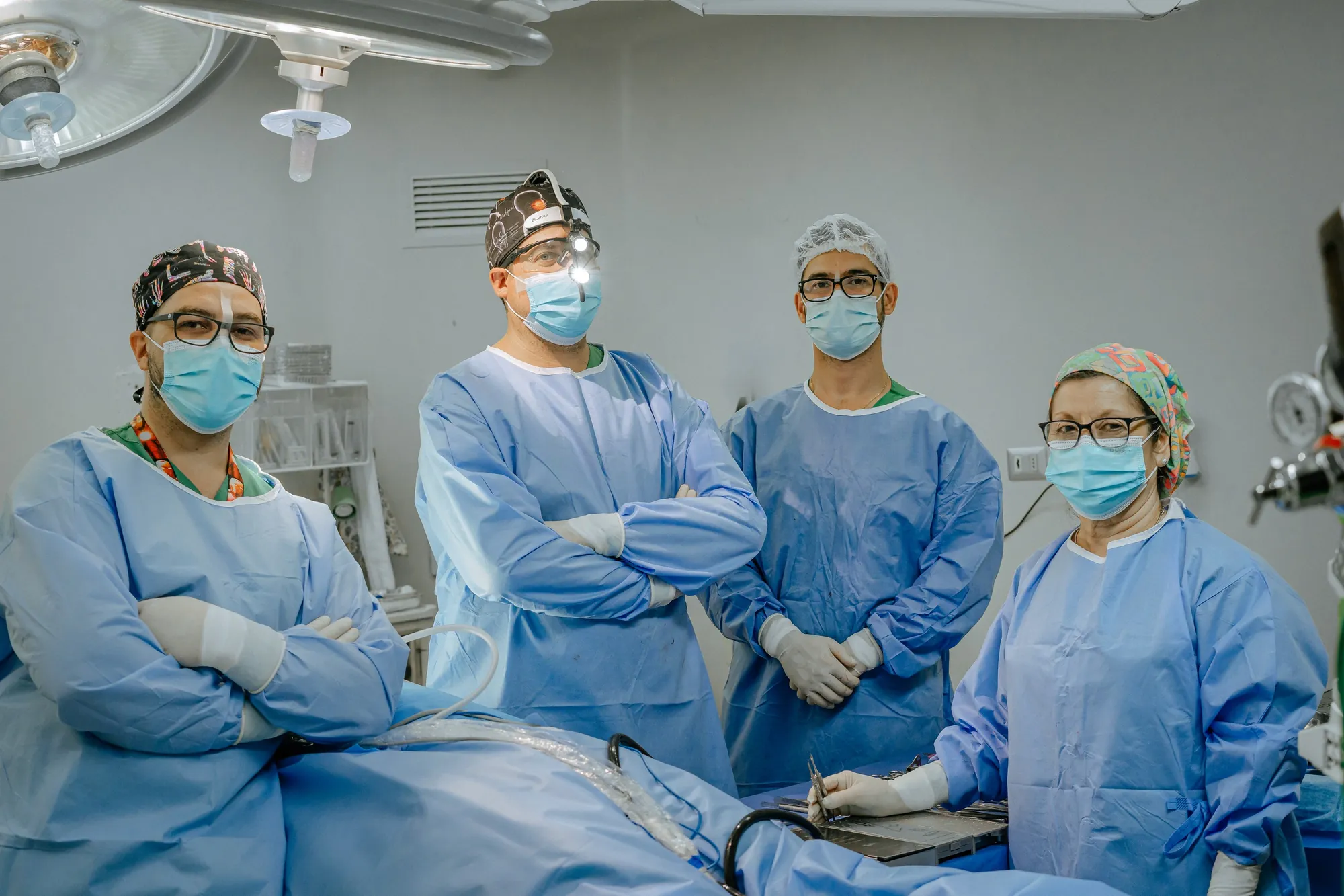 El Dr. Stefan Domančić con su equipo en pabellón